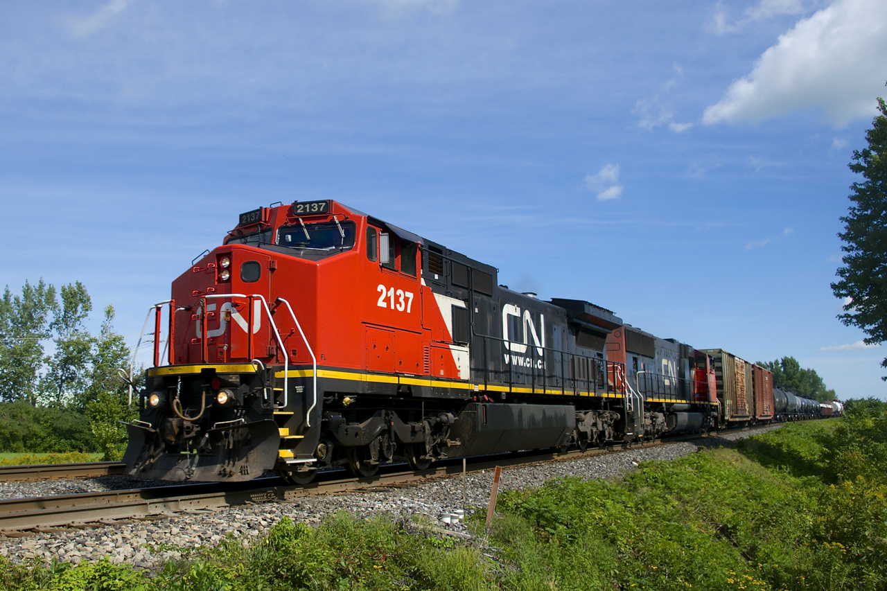 CN 585 (with TankTrain cars at the rear) is heading towards Coteau where it will work the yard. Power is spotless CN 2137 and CN 5719.