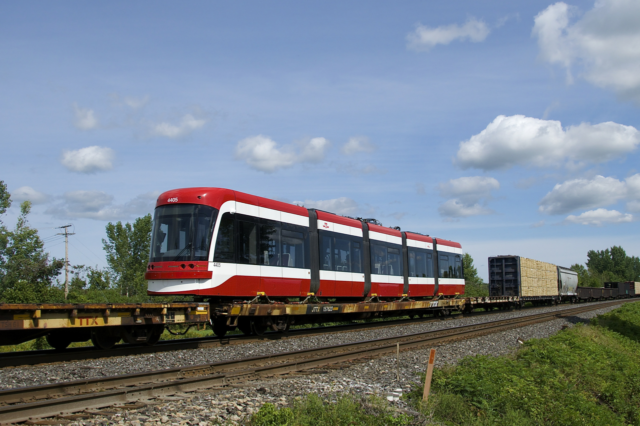 A Flexity Outlook streetcar built by Bombardier (TTC 4405) is towards the head end of CN 369.