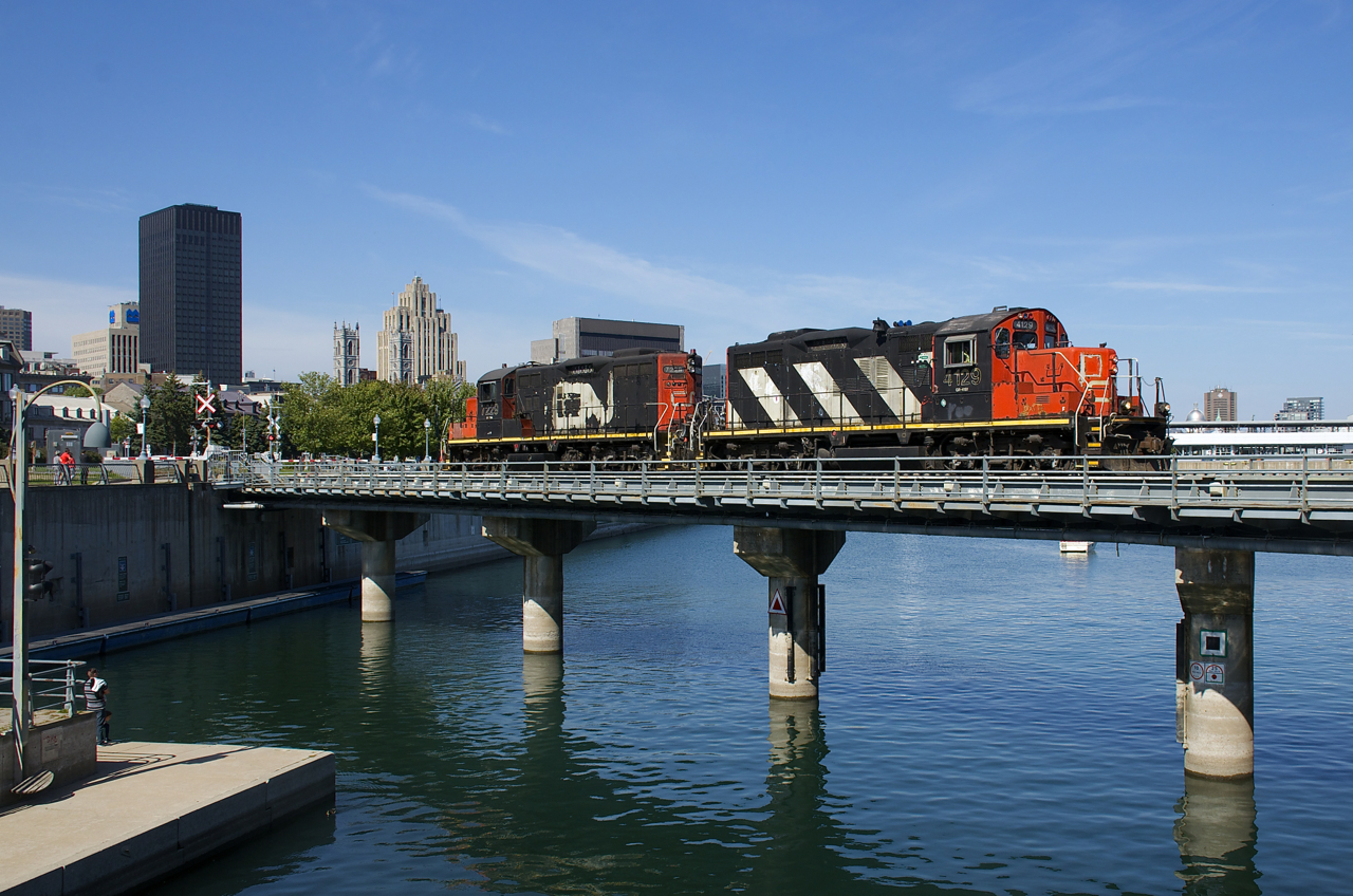 CN 4129 & CN 7229 are leaving the Port of Montreal light after bringing nine cars in. Visible at left are crossing lights and gates that have been in service about a year now, replacing flagging which had been performed by port security.