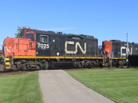 CN L568 entering into HCL london after leaving their train in the siding, just north of Oxford St. They coupled onto 15 boxcars from track 1, before shoving their train back into the plant.