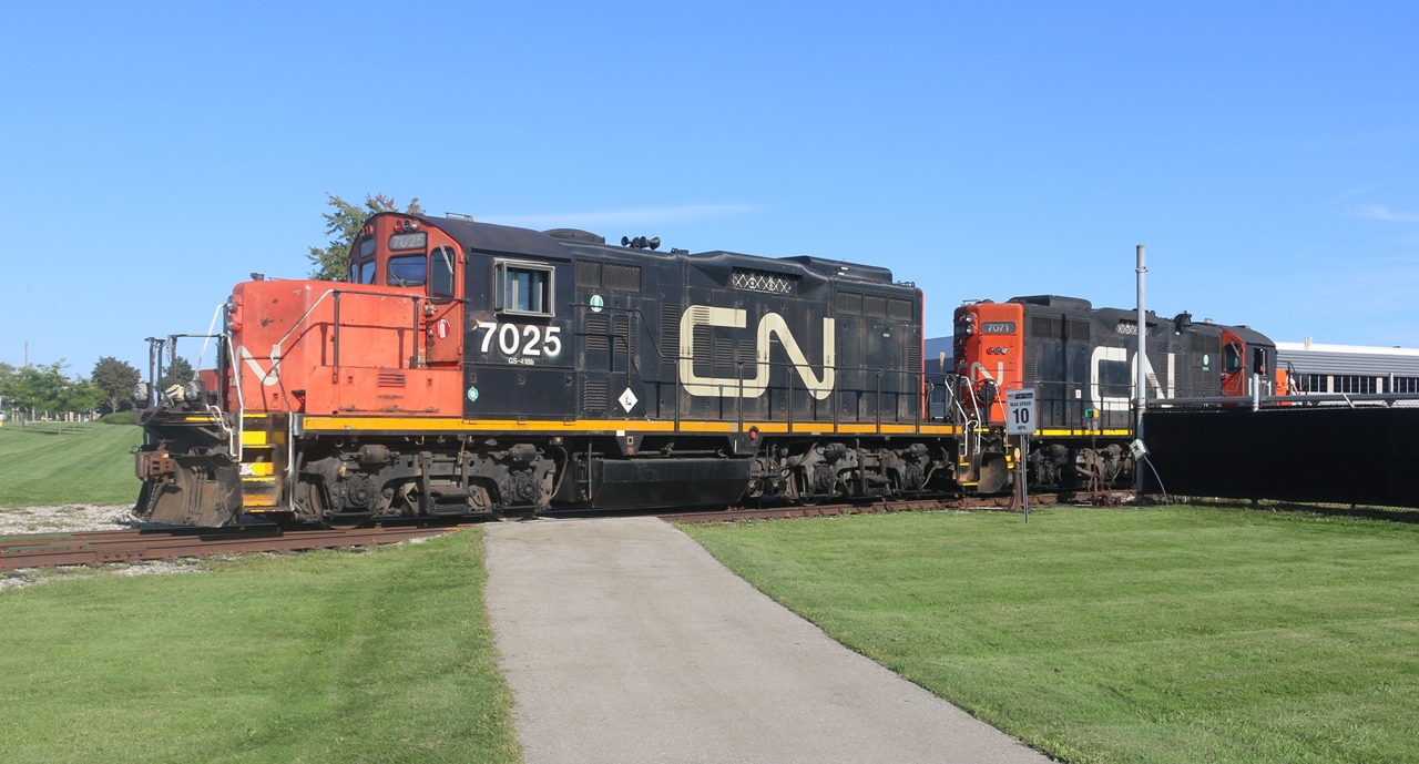 CN L568 entering into HCL london after leaving their train in the siding, just north of Oxford St. They coupled onto 15 boxcars from track 1, before shoving their train back into the plant.