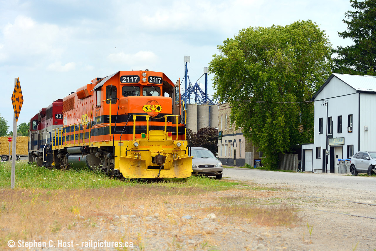 GEXR 581 is shown working the town of Hensall, Ontario, heading up grade alongside Wellington St. You can barely see the track , but it's there, and the crew will lift 2 cars out of P&H in Hensall to take back to Stratford. Light power from Stratford, 2 cars back. That's it. But with service on the branch 2 days a week ( up from one ) this is how you build the business again. James Knott later showed evidence it's working!