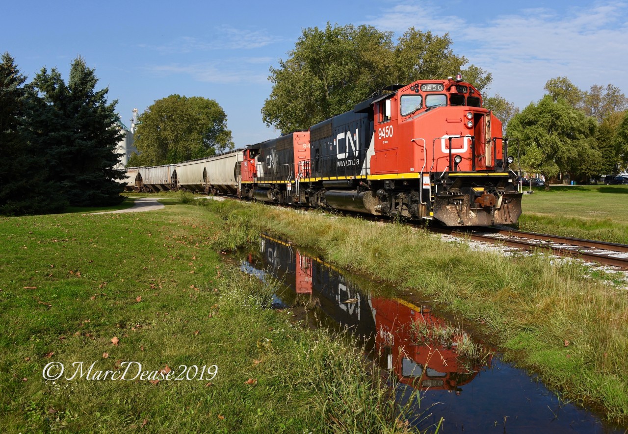 CN 9450 and CN 9461 shove a cut of hoppers full of fertilizer into the elevator in Sarnia, ON.