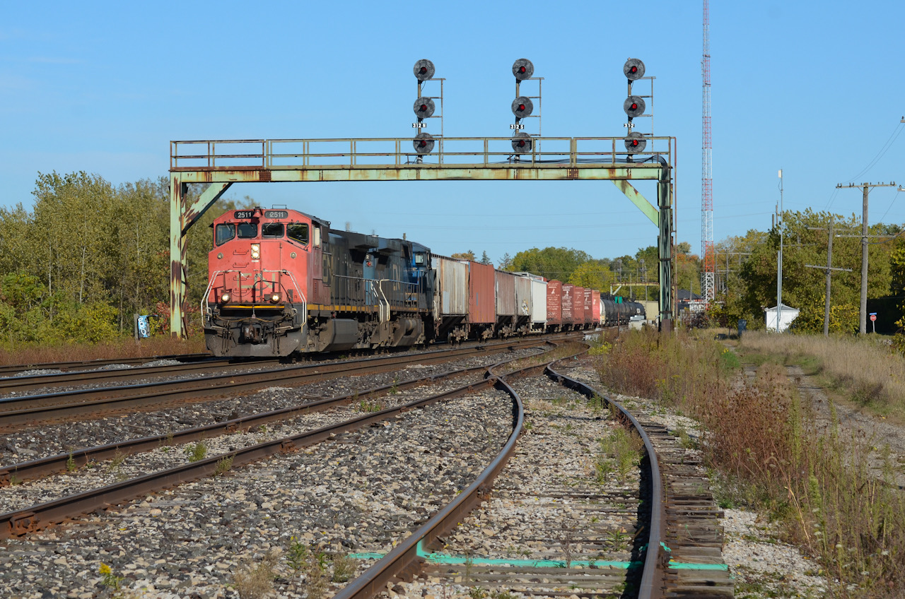 CN 435 is hot on 331’s block as he slowly creeps into Paris Junction with a decent duo of units taking lead