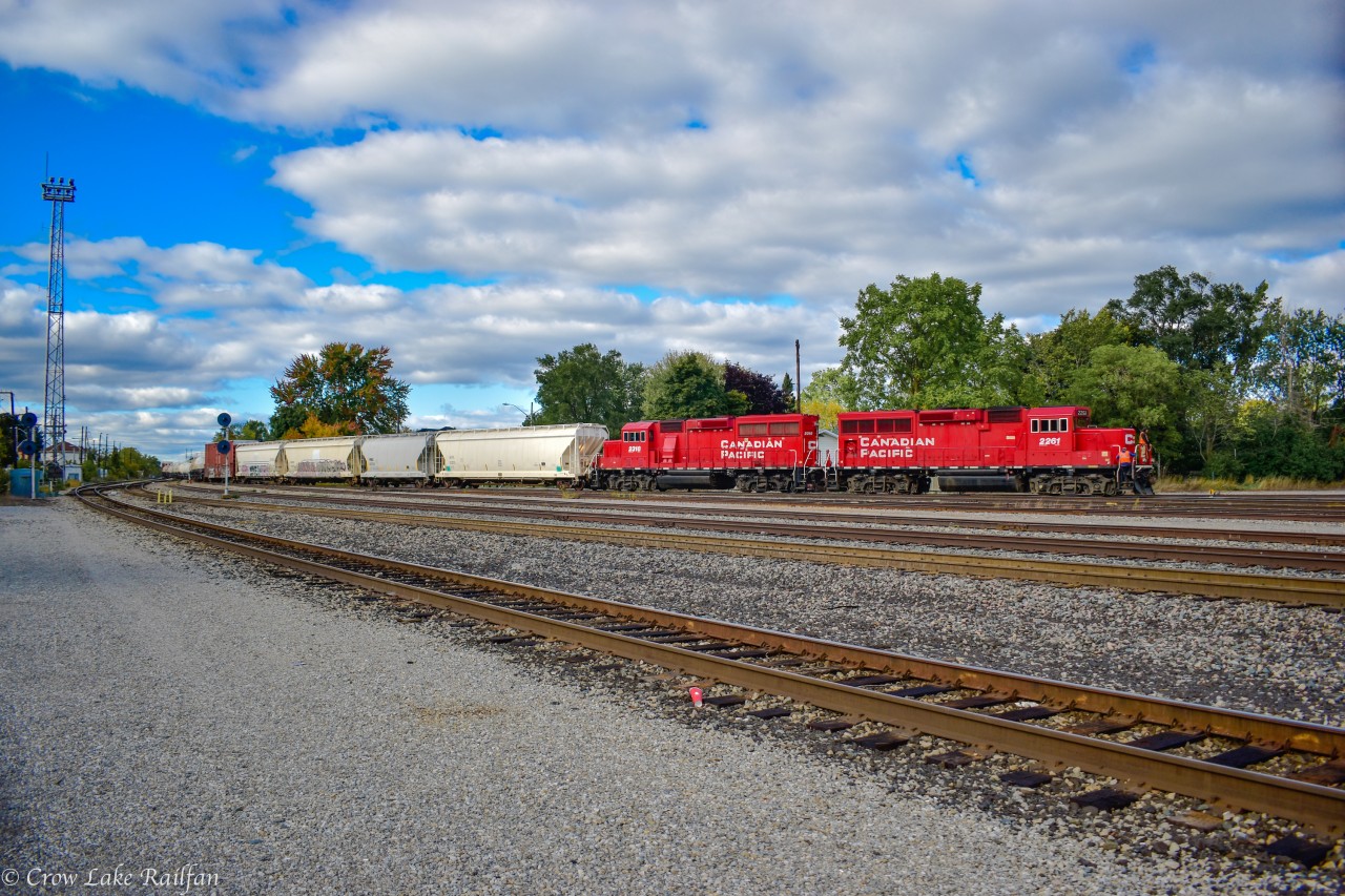 CP F55 with a surprising 22 cars returns to the Smiths Falls yard after serving the Omya factory down the line.
