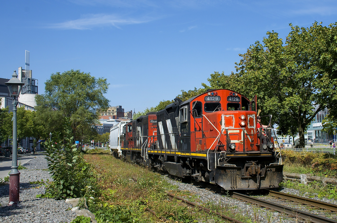CN 4129 & CN 7229 are leaving the Port of Montreal with a short transfer on a sunny Friday afternoon.