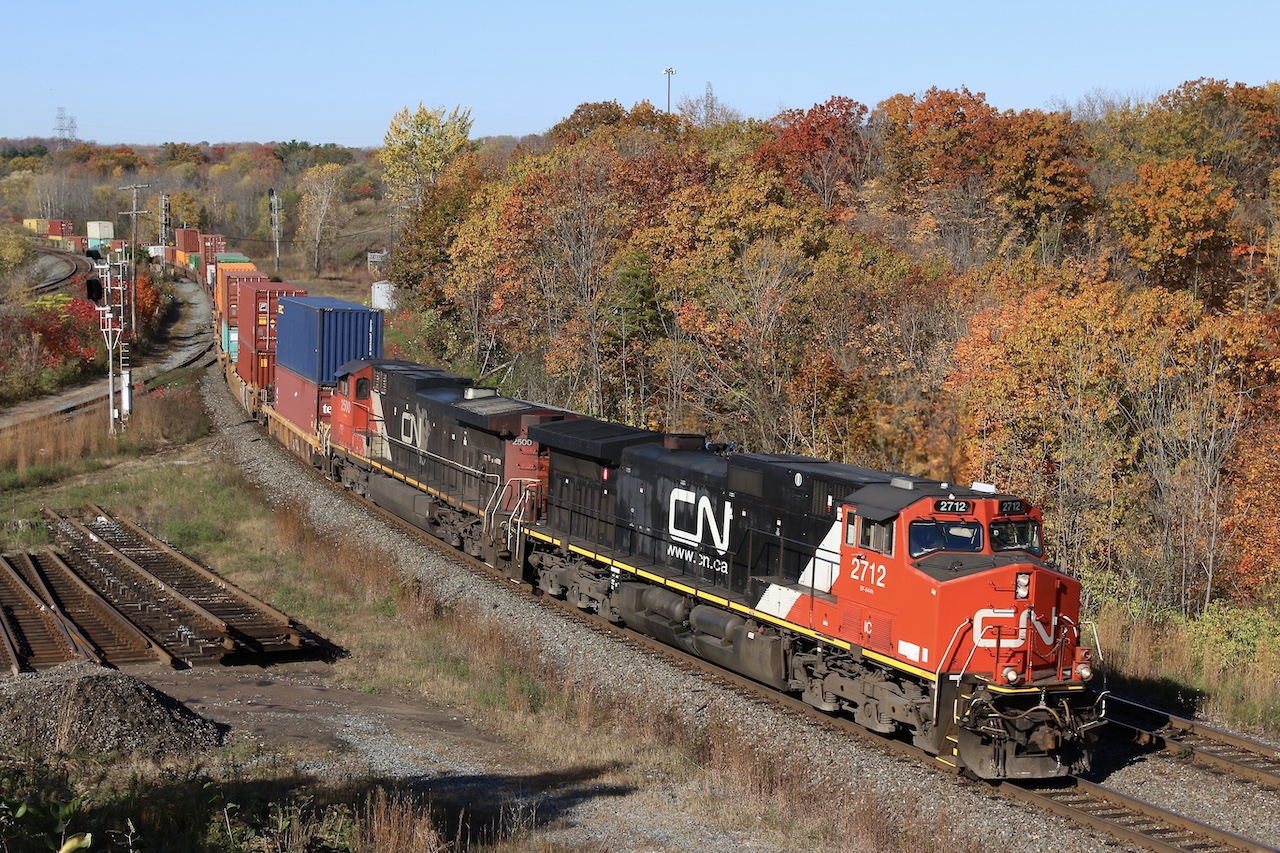 The crisp autumn air seems to only make the colours pop more these days. This has been a long favourite location of mine and a little quieter then the better known spot around the corner. While I would have preferred CN 2500 leading, I'm certainly not complaining and it is nice to see some of the older GE's out on the road.