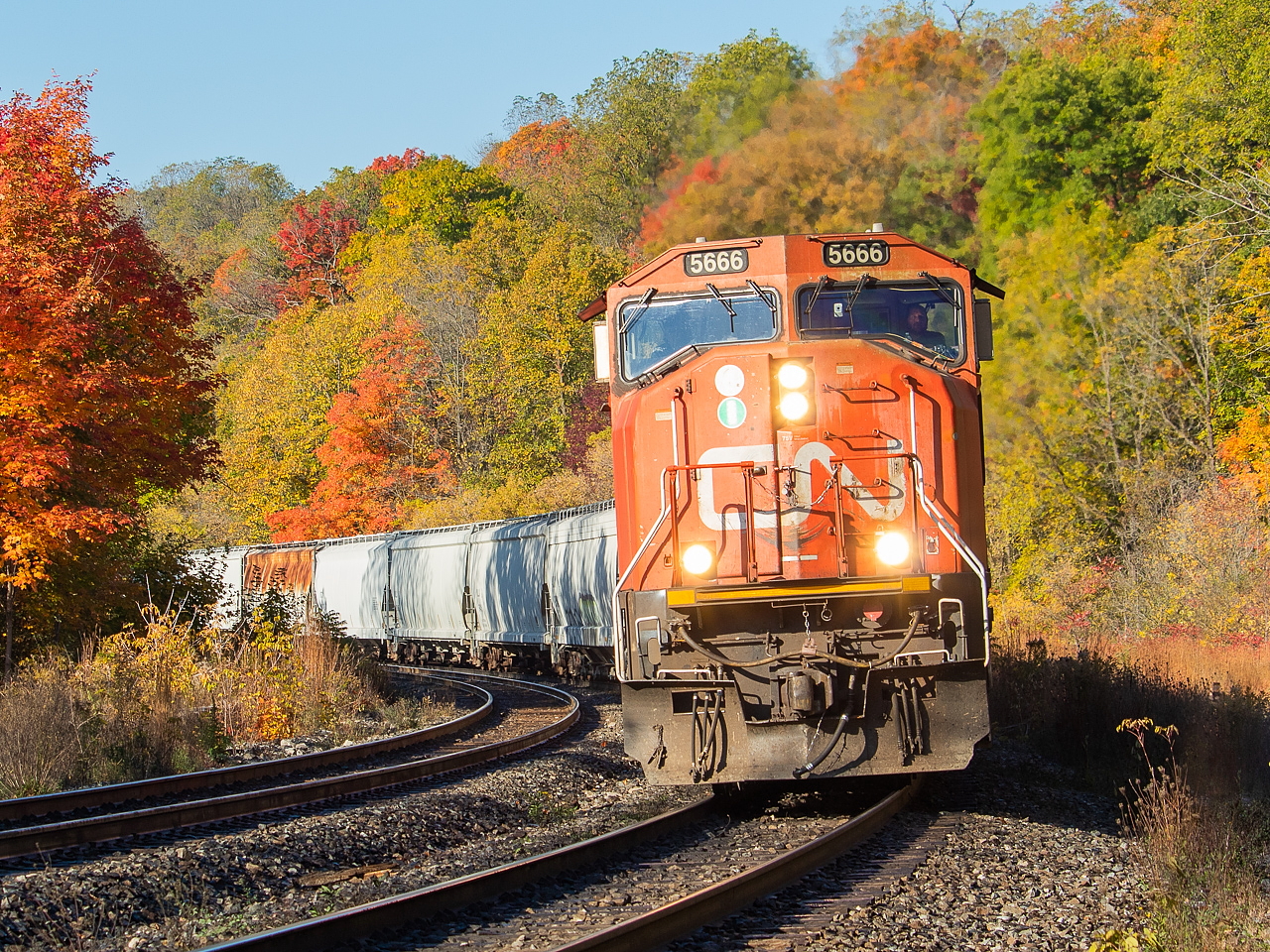 Well, I tried to do the shot at the peak but it was an unequivocal failure. I botched the focus on 384 and couldn't tolerate the crowds anymore (even though the shuttles hadn't even started running yet it was bad), so I decided to pack it in and give up even though I knew 394 was coming. On the way out I heard the grumbling of 394 nearby and was able to quickly get in position for this shot, having to zoom in to get past the heavy procession of people heading in and out of the area. Even though it wasn't the peak itself, it would have to do, and to be honest, I was fairly pleased with how it turned out anyways. If I try again next year, I'll make sure I save a vacation day and go during the week.
