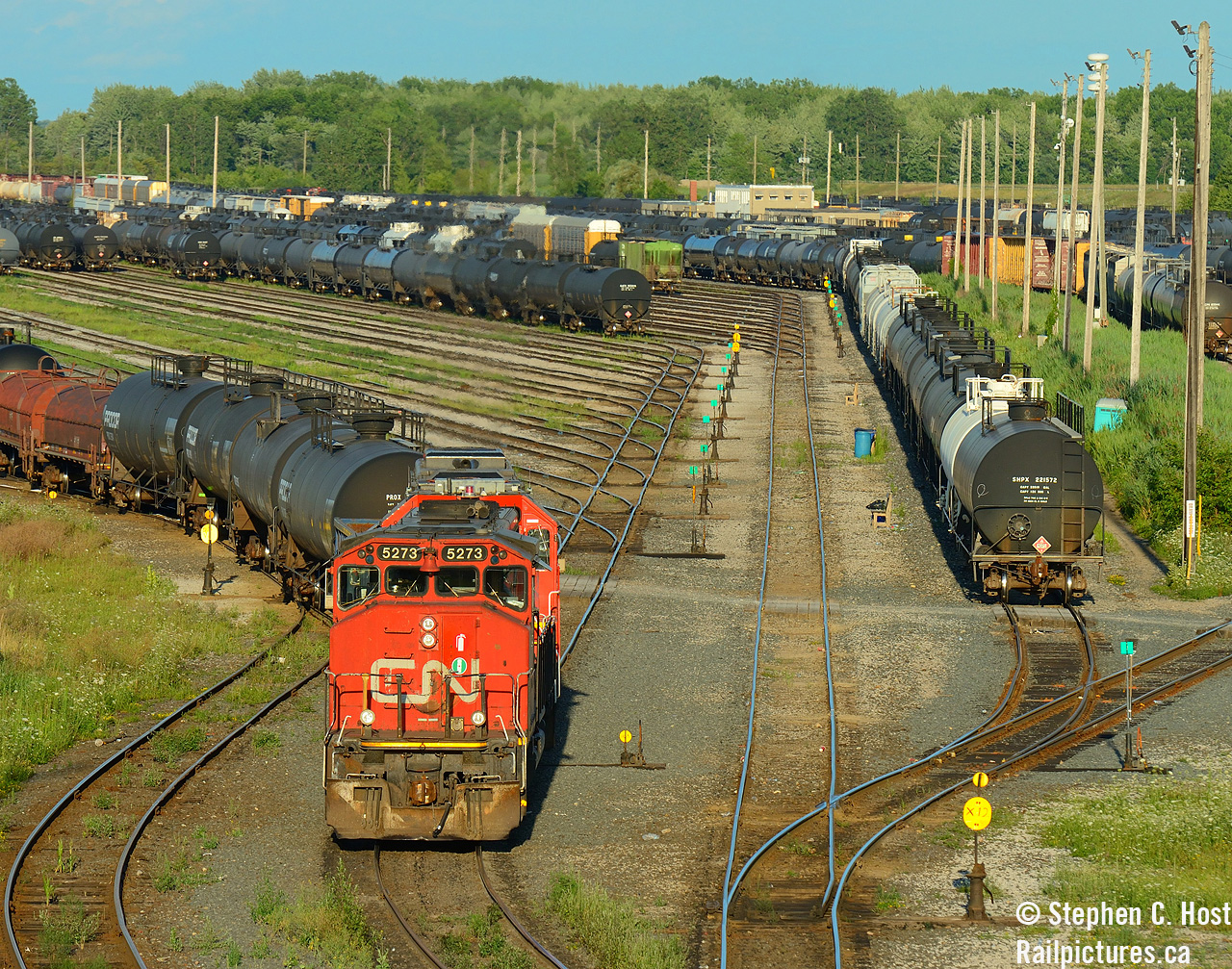 Sarnia's Plank Rd job has a SD40-2 in the lead as they drill cars into "A" Yard. Note the line of switches for the ladder track, but what about those two benches? Rest spots for a tired crew? I didn't notice this until later and find it a bit of a curiosity.