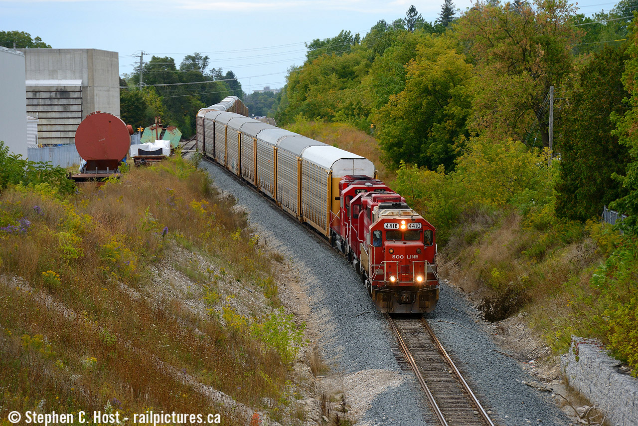 Only the Engineer's side Class light functions, and it's turned on. CP T72 is about to duck under Highway 24 in Galt destination Wolverton with the elusive SOO 4410 in the lead. This unit came from St. Paul and is one of a very small handful still active in SOO paint, which can be counted on a single hand. This thing didn't lead all that often... and since it's still in the area (Toronto at last check) it may lead something again in the area. Cross fingers.