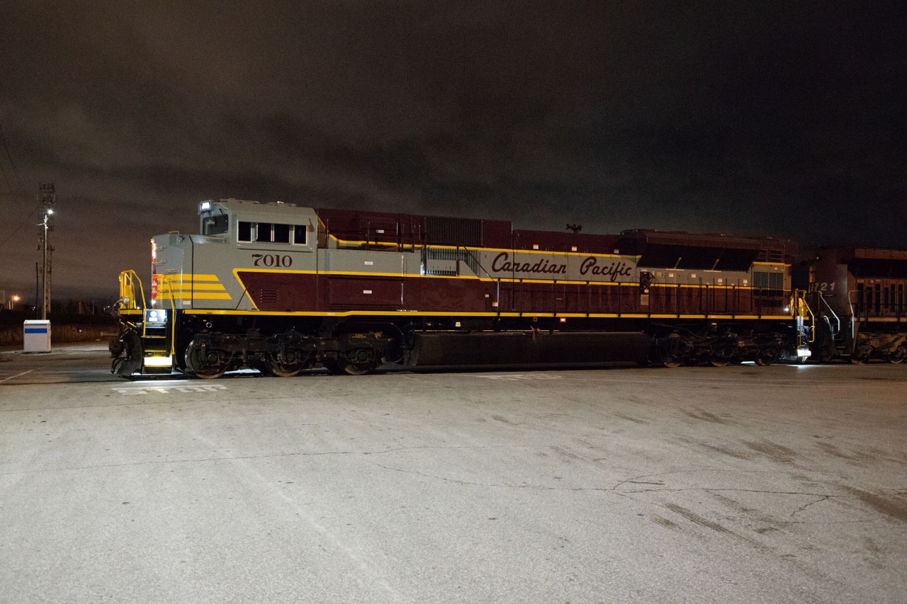 Having earlier brought in train 100 on her first venture east, CP 7010 will shortly be heading back west on the head-end of CP 101. The lines of these SD90MAC re-builds certainly do justice to the beautiful heritage paint scheme.
