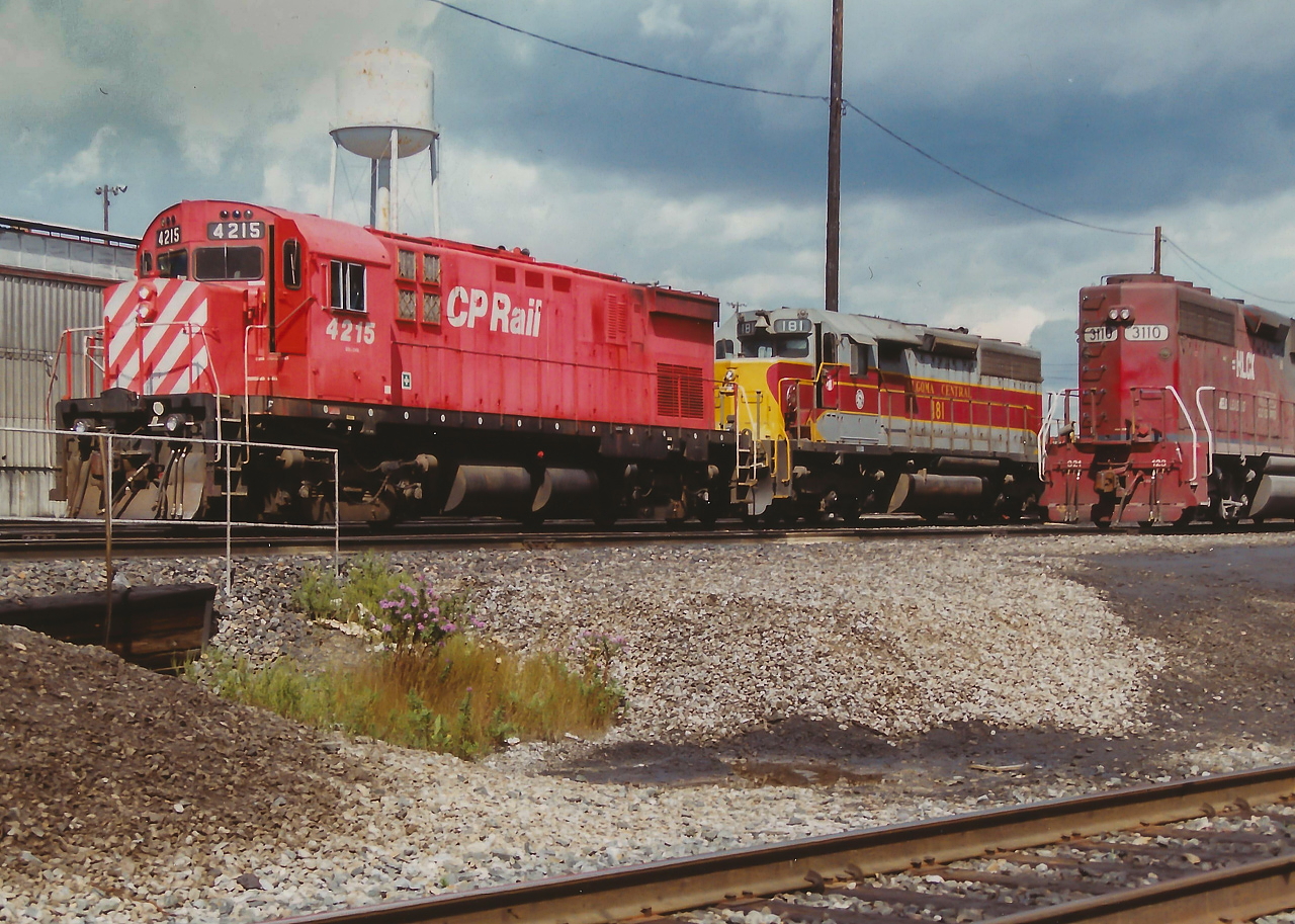 CP C424 4215 and Algoma Central Railway SD40-2 181 await departure from the Agincourt yard diesel shop while a Helm Leasing unit sits to the right. That morning, Algoma Central Railway SD40-2's 181 and 185 had entered the diesel shop, presumably off a southbound that had come from the MacTier Subdivision. Both units were eventually separated with 181 paired with the aging MLW C424 on possibly the next northbound junk train bound for the MacTier Subdivision.