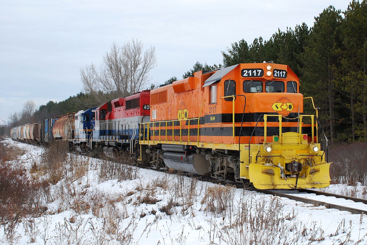 GEXR 581 heads east out of Clinton, approaching Front Road, with a colourful consist of RLHH 2117 in G&W paint, RLK 4095 in Rail America colours and RLK 4001 in RaiLink colours.