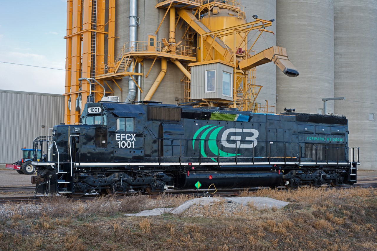 With remnants of its recent Canadian Wheat Board paint scheme still visible on the DB grills, EFCX 1001 now wears the standard G3 scheme. This unit started out as SD45T-2 SSW 9373 and went on to carry SP and CEFX reporting marks as well as being rebuilt to SD40T-2 specs. It is now stationed at the terminal in Colonsay SK.