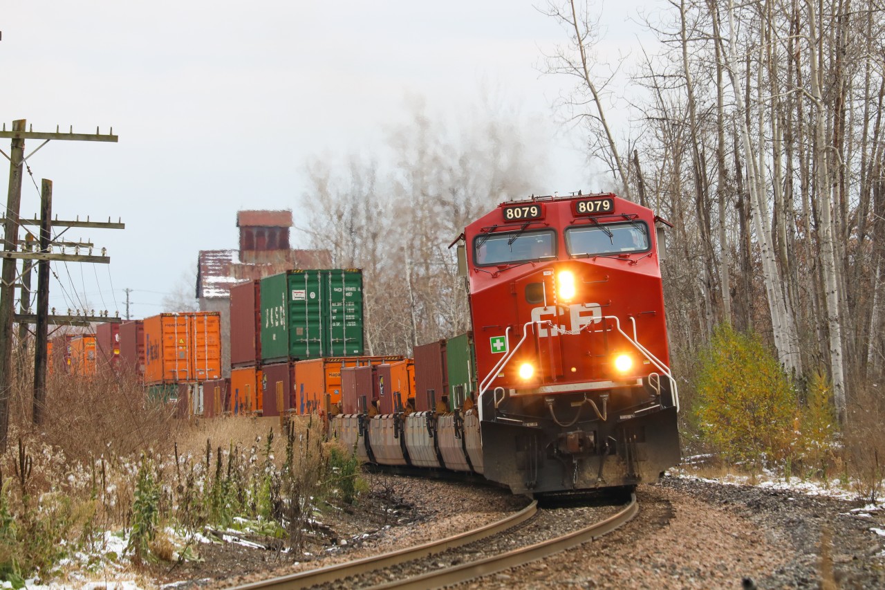 CP 113 rounds the bend in Kleinburg as they head north. The rear DPU was CP 7003.
