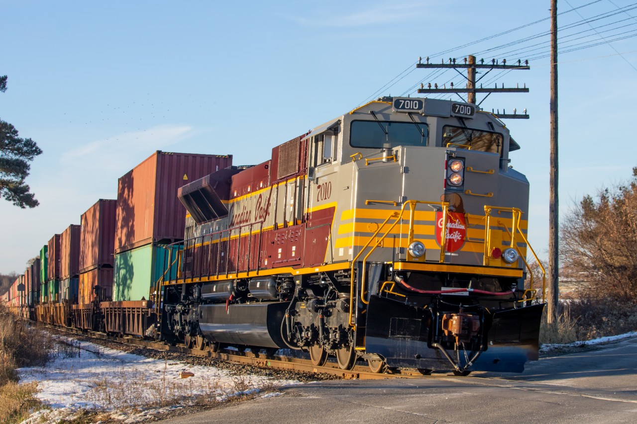 2 hours later after working VIT, 113 blasts through the curve at Kleinburg.