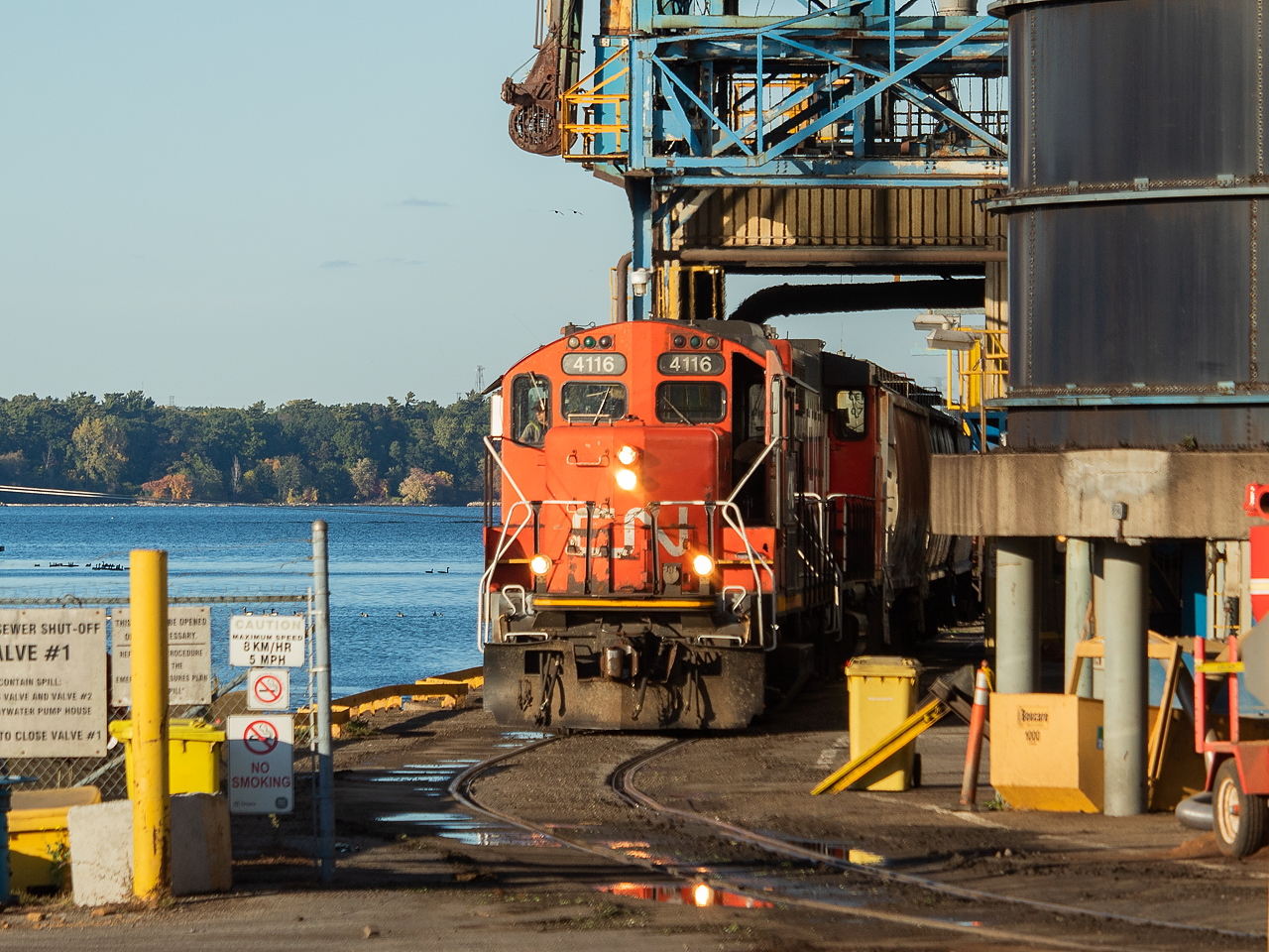 The CN 1400 yard job is pictured at Bunge bayside lifting canola empties. The three head end hoppers are for the meal yard, which was the next item on the to-do list for the crew that day. Previously, they had taken tanks from the Bunge Edible Oil Facility (known to most as the EOF) on the south side of Burlington Street over to the interchange for CP.