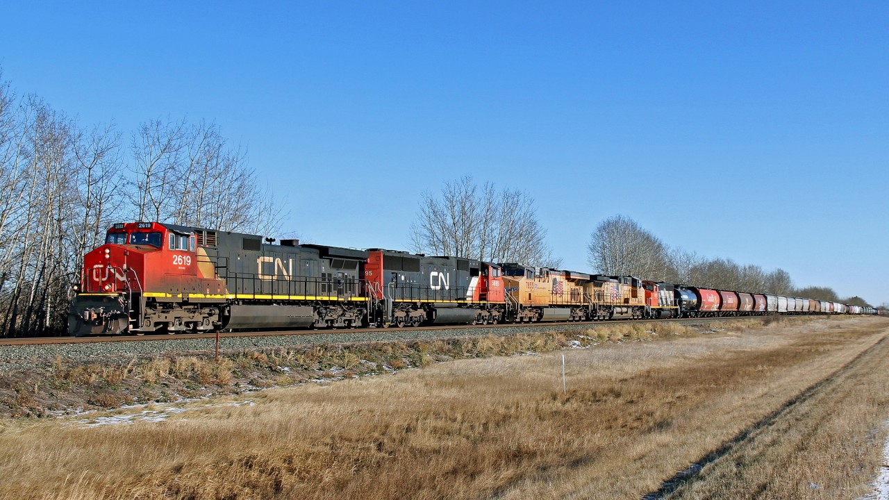 Westbound Grain hoppers with CN 2619, CN 5695 UP 7855, UP 6031 and bringinh up the rear ex GO-TRANSIT GP40-2L(W) CN 9675