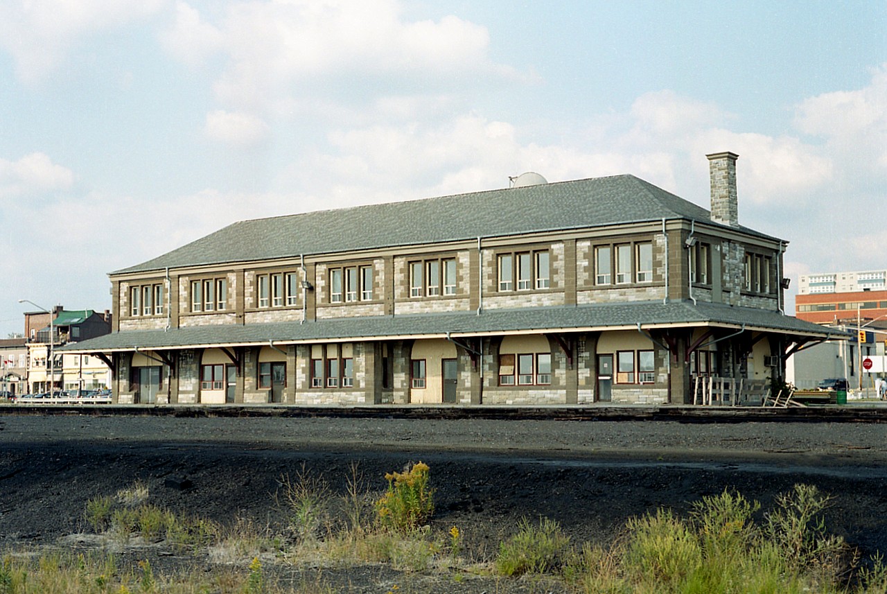 The former CP station at North Bay makes for a nice image when the afternoon sun is just right. At the time this photo was taken the line was under the operation of the Ottawa Valley Railway, (Rail Link). The long term lease arrangement from the CP commenced late 1996.
Once the division point of CP Cartier Sub and the North Bay Sub, it is now the North Bay Museum.