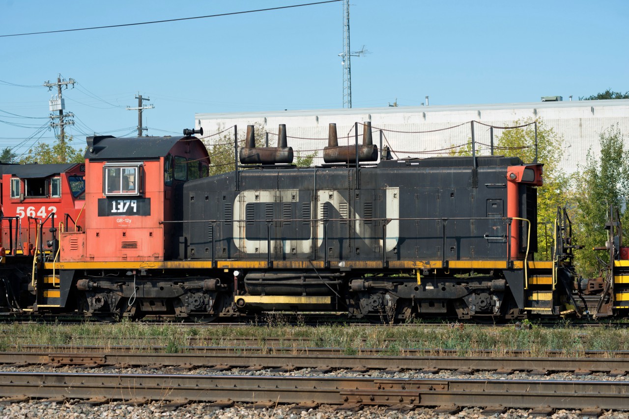 Rob Smith's recent post of CN "CS-02" reminded me of this encounter with the same unit only a couple hundred feet from his shot. CN 1379 was renumbered to CS-02 then back to 1379 again. I believe it acquired the extra posts and chains while on lease to an industry after being renumbered the second time.