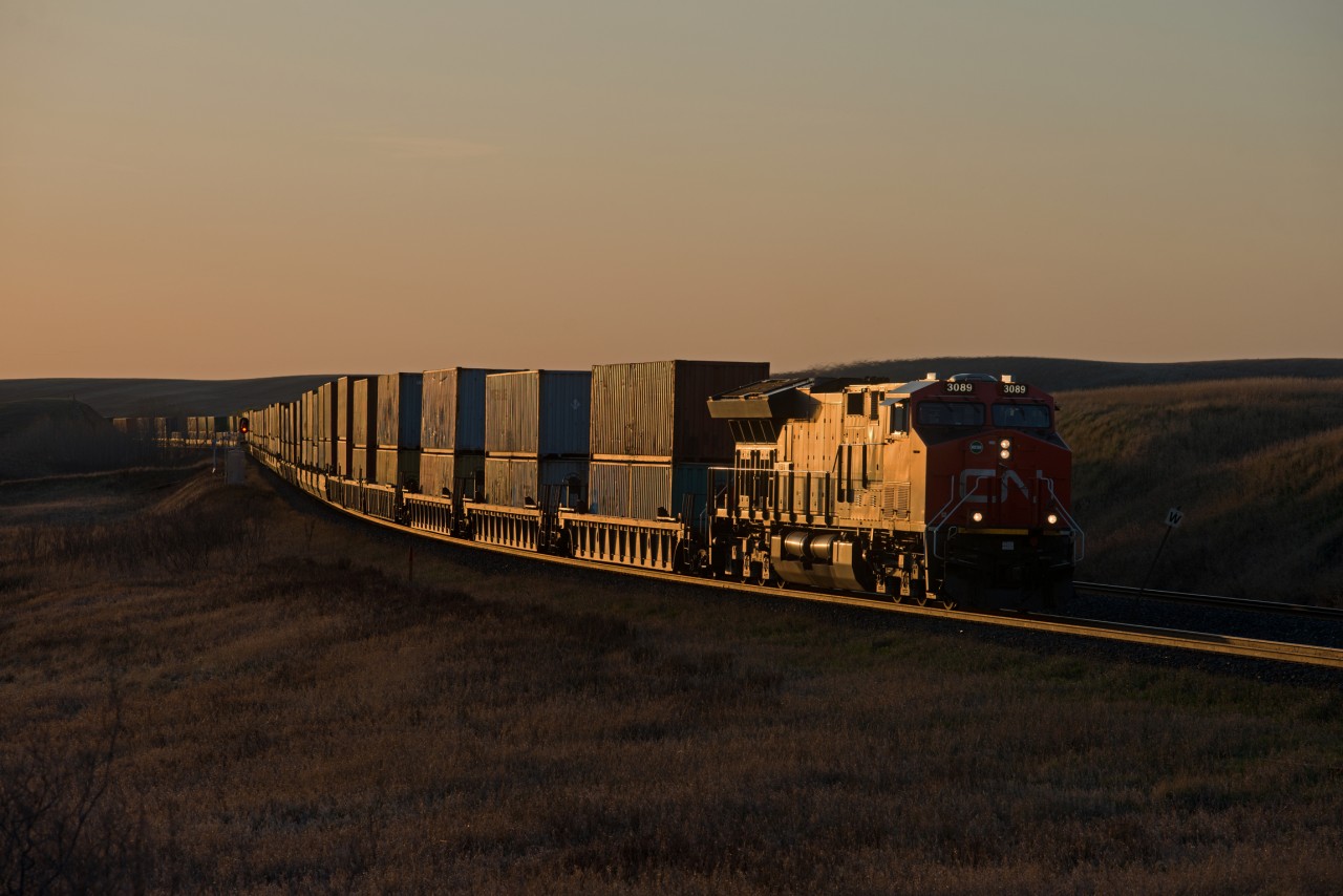 The time is 20:17 and a productive day trackside around Biggar is coming to an end. But theres still enough daylight to grab a nice glint shot of CN 186. 186 wouldn't be the last shot of the day though as it would meet 715 at Lenny just a few miles to the east.