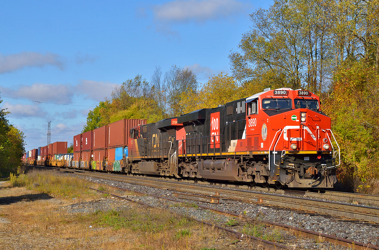 148 rushes by the feed mill at Copetown headed for an unusual stop at Aldershot to lift 4 stack cars and place them about 7000ft back in the train.  This was a few days into the new intermodal venture between CN and CSX, with only a handful of cars to lift on the trip.