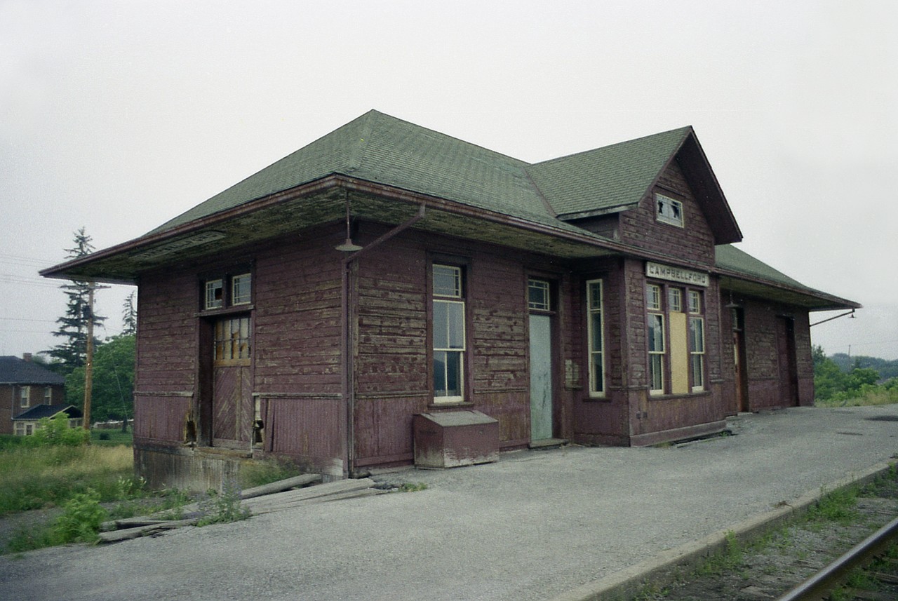 Time for another station offering. From the looks of this image, the old CN Campbellford station has not much time left in its life. I do not know when it was demolished but it is obvious here that it has outlived it's usefulness. A real shame.
Pity that namesign on the end is well out of my reach. :o)

Station location fix is approximate. I've forgotten which side of the river it was on.