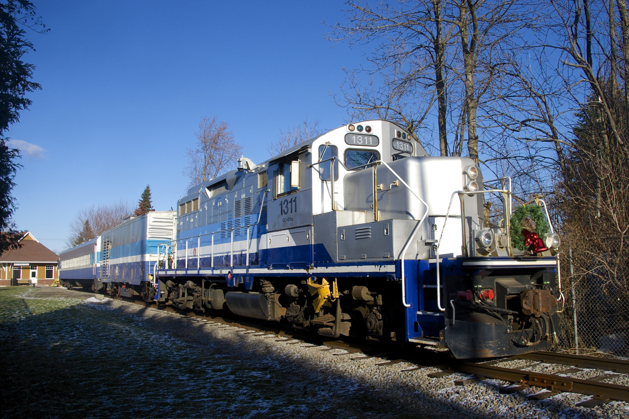 The Exporail's Christmas train is sitting at the Des Bouleaux Station with a solid AMT consist (GP9 AMT 1311, generator car AMT 603 and coach AMT 827). With temperatures well below freezing, the generator car is being put to good use for keeping the passengers warm.