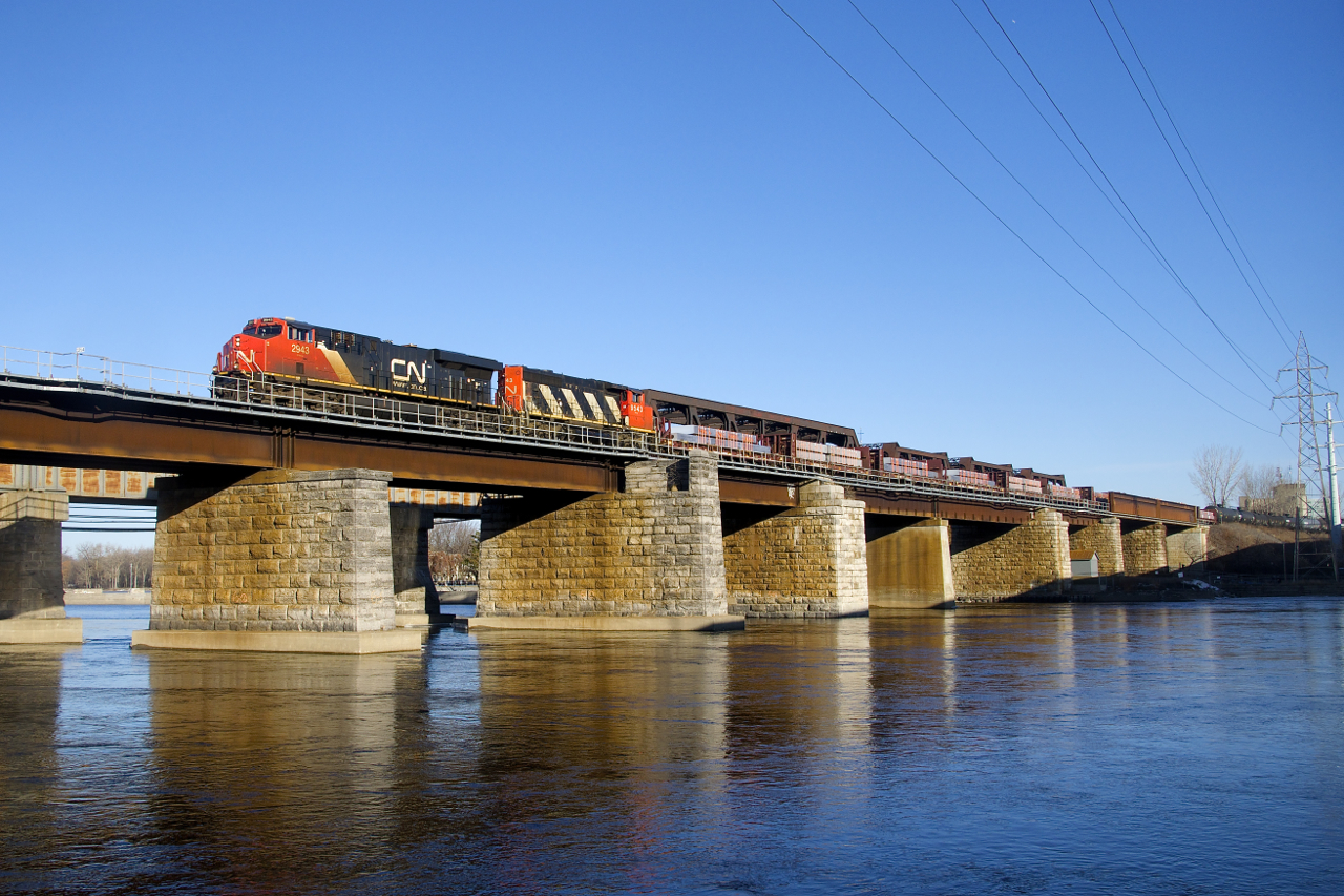 CN 369 has CN 2943 & CN 9543 up front (and CN 2806 mid-train) as it crosses the Ottawa River with ingots of aluminum up front. CN 9543 will be set off at Brockville.