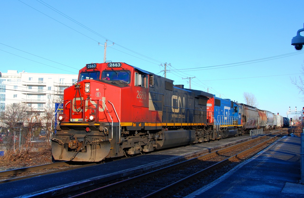 CN-2663 EF-644-e with GT-5849 GP-38-2 convois coming out of North service track going to Taschereau Yard