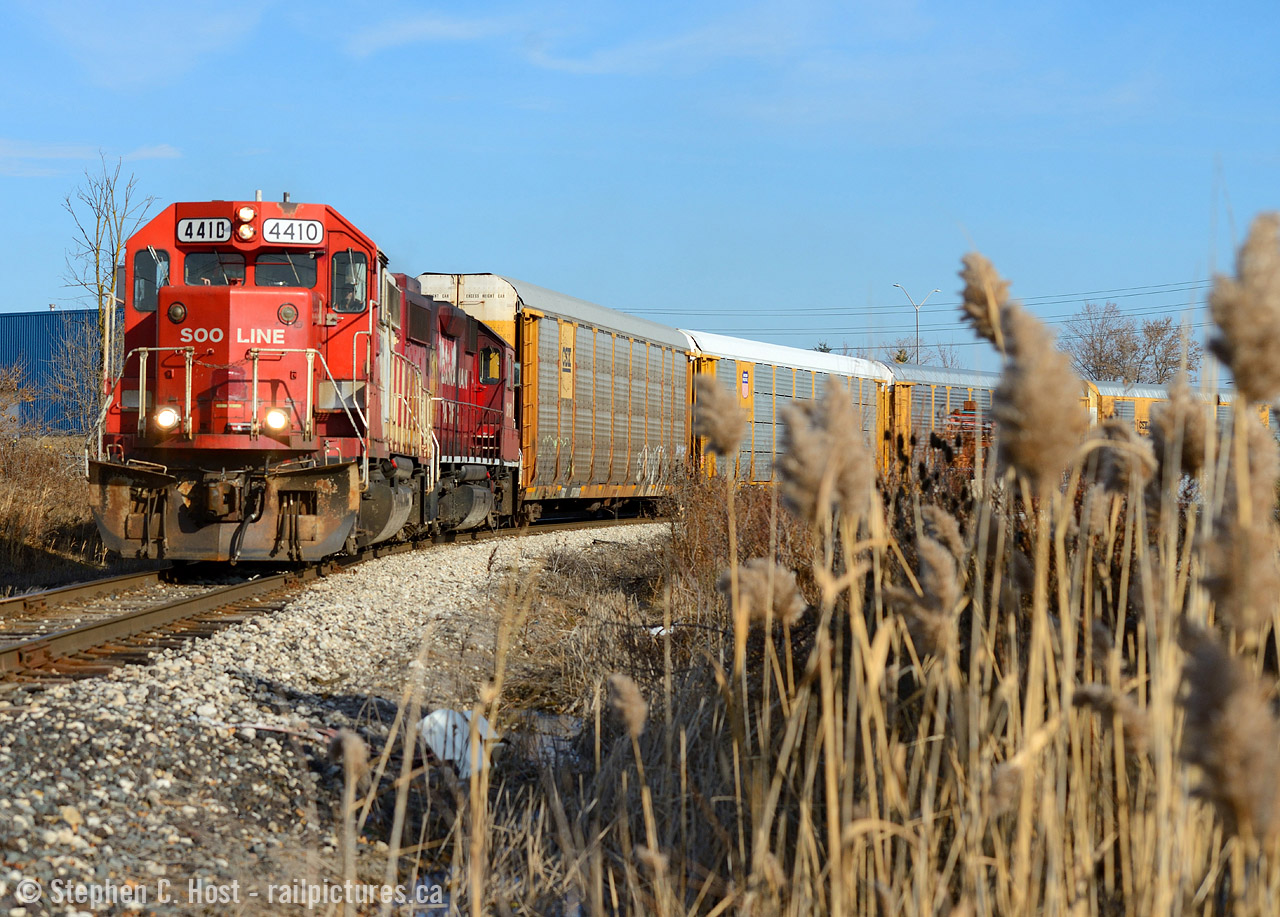 T97 with SOO 4410, the elusive beast is shown pulling a cut of loaded autoracks out of Totota's Cambridge Assembly plant to hand directly off to T72. This move happens 6 days a week, and for a brief period of time 4410 was assigned to this job. Apparently 4410 is now assigned to London and in the middle of the London Pickup, subject to the usual change - 4410 did not seem to hold a regular assignment in the last few months instead crews played hot potato with it casting it aside at the next opportunity. Sun was rare in November and continues to be rare in December around here.