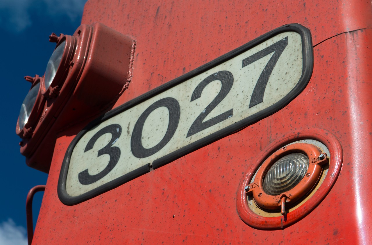 There is still a little bit of class on the WC 3027... class-light that is. Still set to W(hite), meaning "Extra", I wonder when the last time they were actually used was?  WC 3027 was of course the "Flag Unit" and was one of two units to wear special 10th anniversary paint jobs.