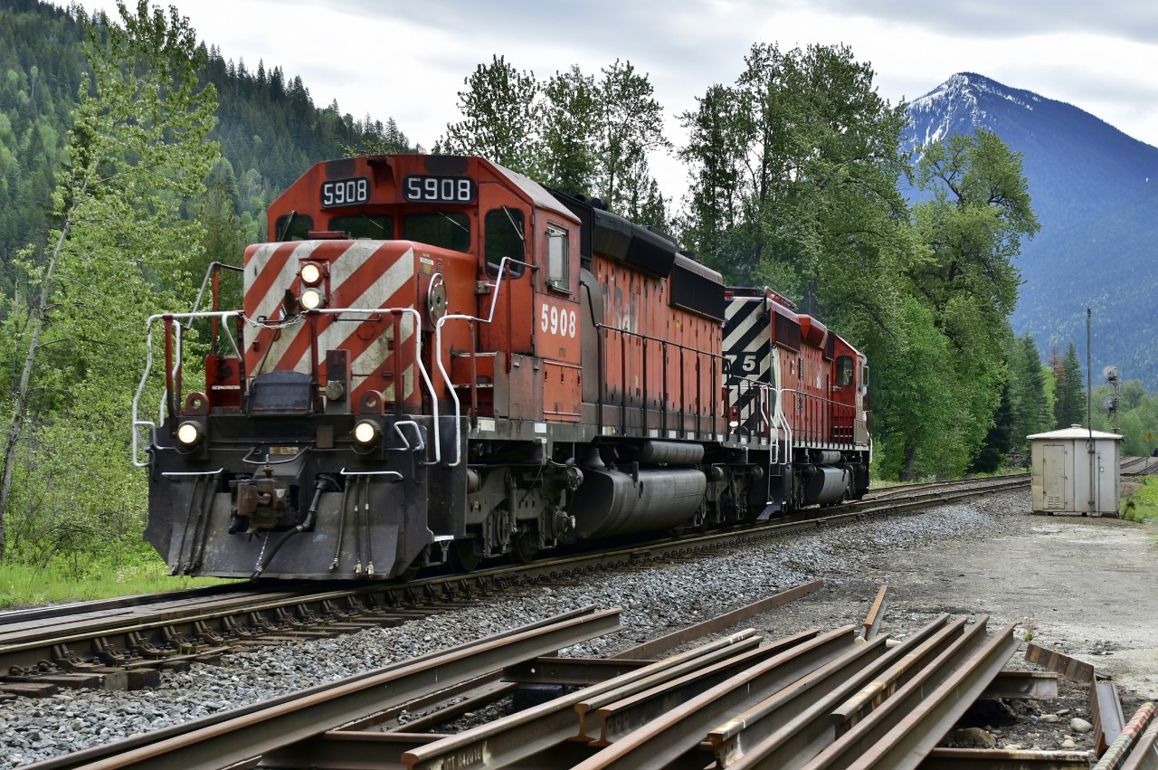 A pair of SD40-2's, led by CP 5908, are seen heading west out of the siding at Taft.
