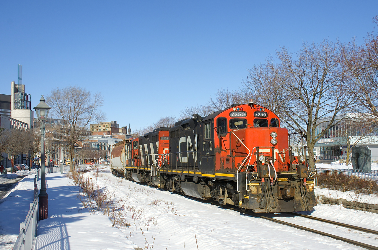 CN 7250 & CN 4139 are shoving a short transfer into the Port of Montreal on a cloudless day.