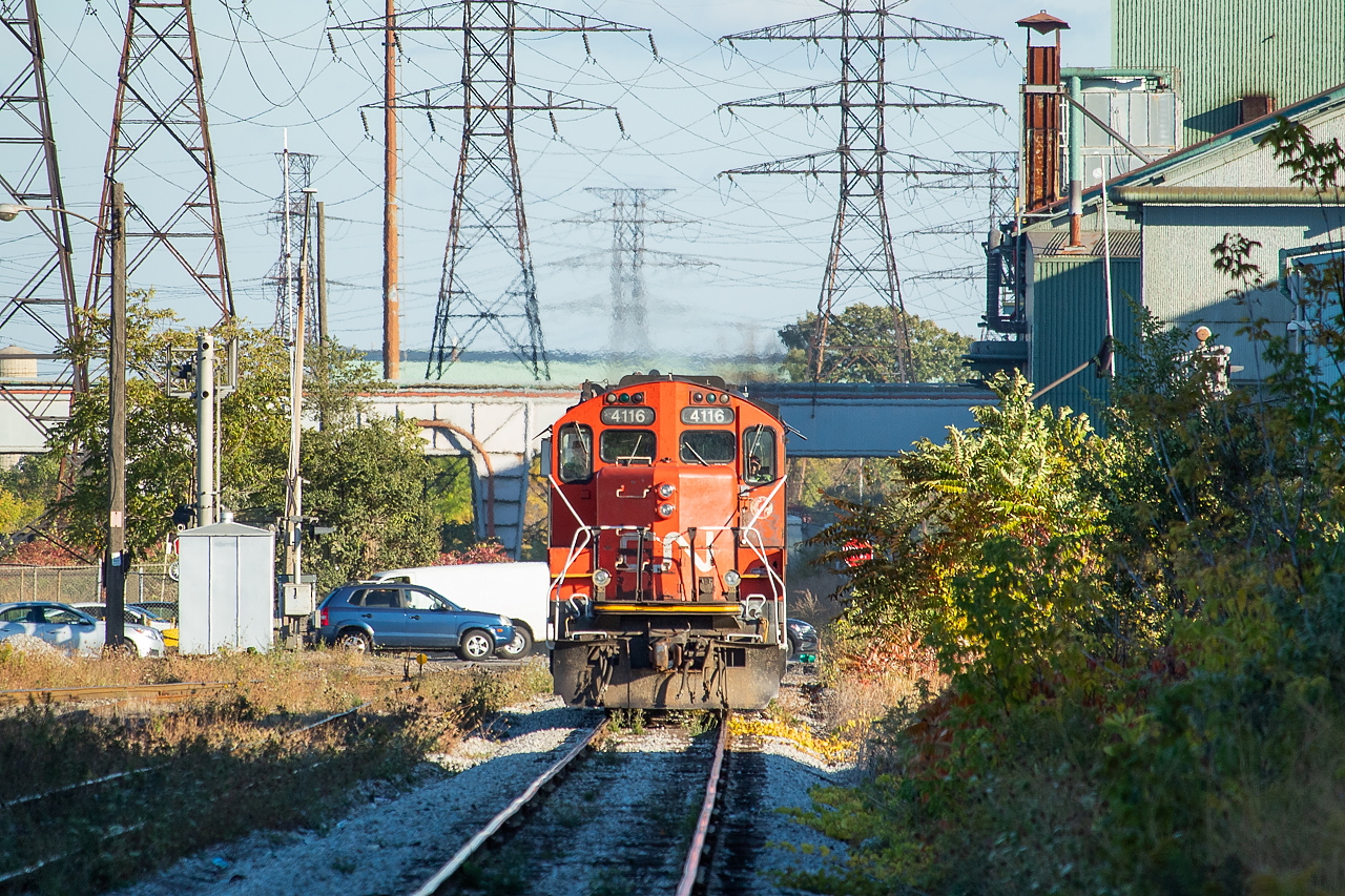 I feel like I haven't been posting much from Hamilton lately so thought I best change that. Here's one from back in October of the CN 1400 yard job, westbound on the N&NW Spur on they're way towards Bunge to work the EOF, meal yard, and bayside. They'd just taken some tanks from the EOF (Edible Oil Facility) over the interchange for CP. The crossing in the background is Ottawa Street.