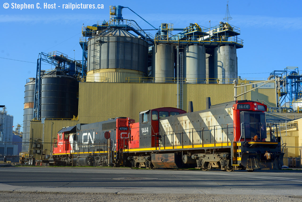 #999 - 1444 leads the 1400 out of the Bunge (CVO) Bayside lead on a nice April evening, done for the day the crew will grab what remains of their train on the N&NW spur mainline then head back to the yard. Note the Christmas decoration on the top-right silo.