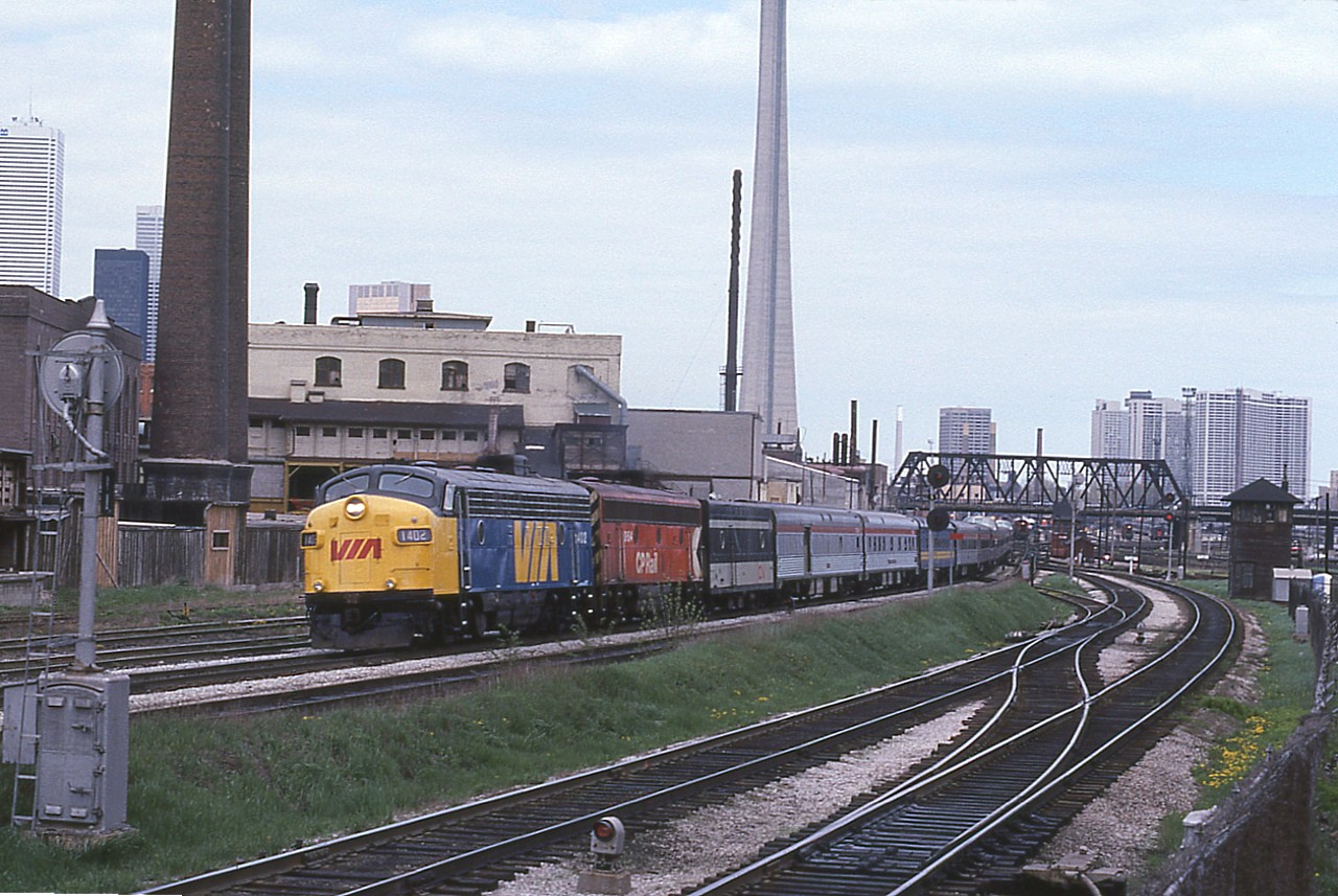 Had a lot of trouble with this image. Bad notes, bad memory, bad references. Newly painted VIA 1402 is leading this one, x-CP 1402; but is this the Super Continental? Or Canadian? I am also unable to make out the number on the second unit. My slide is poorly marked. Result of being misplaced when received in the mail, and the whole box of 36 probably ended up a bunch of mystery shots as well. If I ever find them :o)  It looks like Cabin D and Bathurst Bridge in the background.
The change in this area is unbelievable.
The 1402 was retired in 1983.