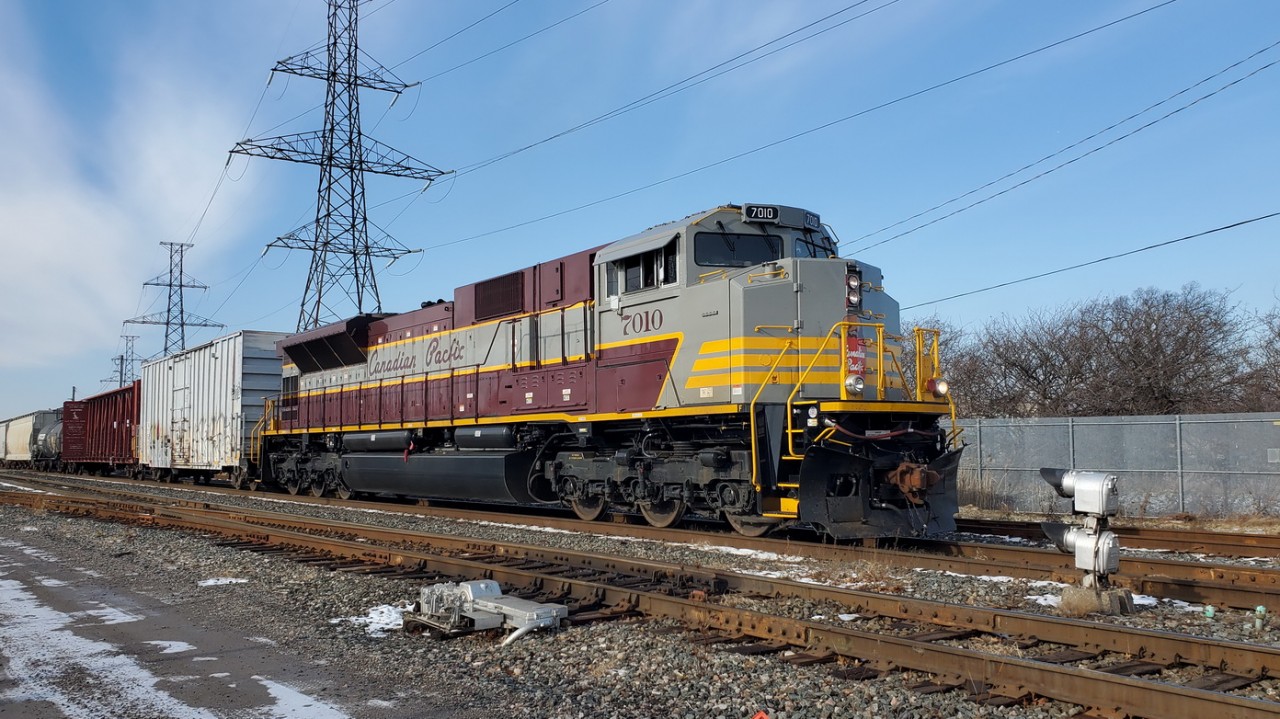 CP 7010 pulls part of it's train away from the rest, on train CP 140, to do a set-off and pick up from CP Windsor Yard. He pulled up to Dougall Ave and did a crew change with US crew coming off and Canadian Crew came on.