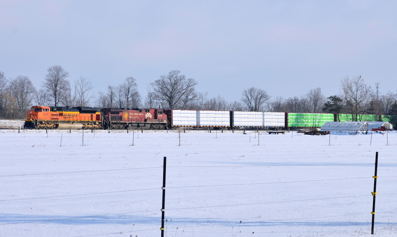 BNSF 9024 - CP 9774 arrive at Wolverton with 235-10. They'd make a set-off and lift before eventually proceeding westward to Detroit.





Of note, 9774 was used on the 2003 Holiday Train