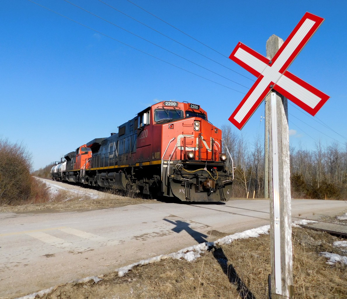 CN 2200 leads L562 as it heads towards Vale in Port Colborne on the CN Humberstone Spur. It was a real excitement first hearing these guys get their clearance down the Humberstone, though it certainly affected the original game plan for the day.