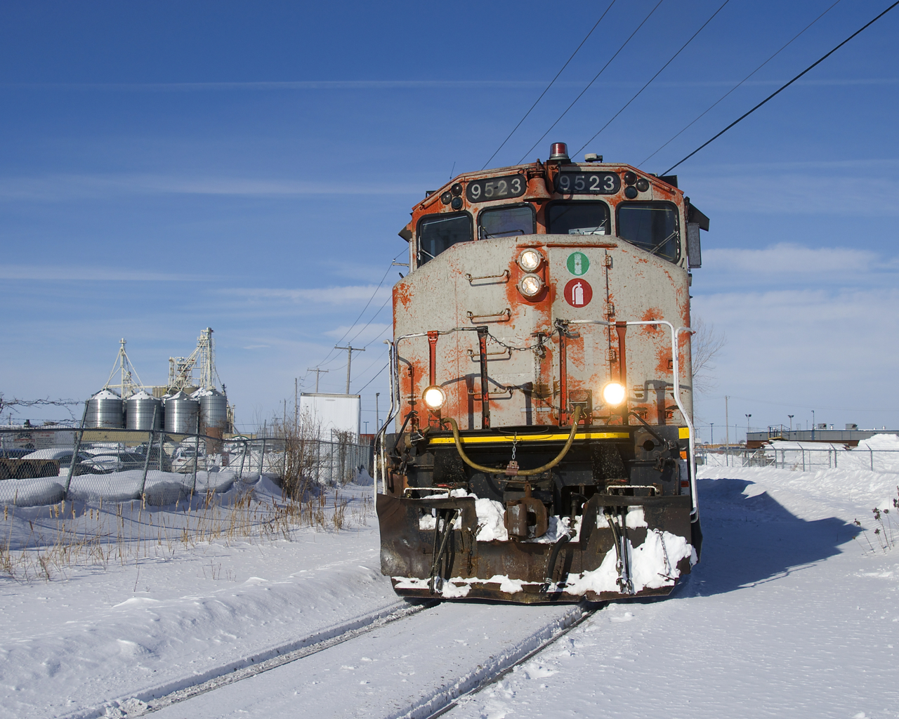 CN 522 with CN 9523 in the lead after a series of maneuvers is about to back up towards Nova Grain (visible in the distance at left) as it finishes its work here.