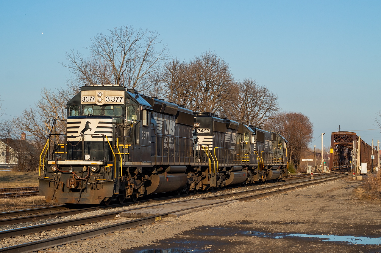 The daily Wabash Transfer, with two SD40-2s and one SD40E, had already set their train off at CN Duff, and was waiting on the main for the imminent of arrival of CN L531 which was going to set off C93's lift before proceeding into Buffalo.