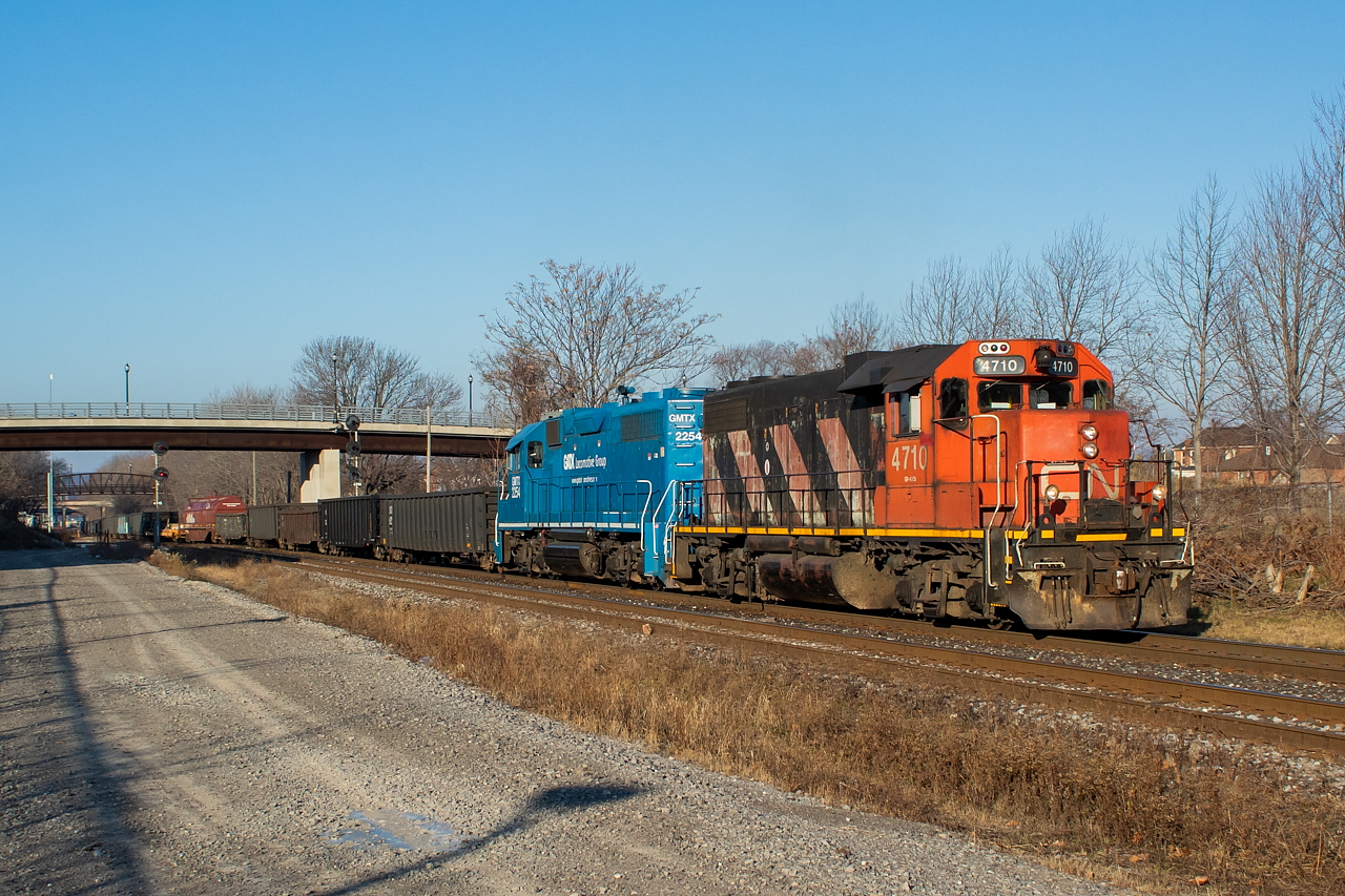 4710 leads a fairly typical looking 550 at the time through Hamilton on its way to Parkdale Yard. This was the first daylight 550 I'd seen in months. In the spring of 2018, after growing accustomed to the regular daylight appearances of 550 in Hamilton, this work shifted to the night with the return of 330/331. This was a welcome surprise on a nice December morning.
