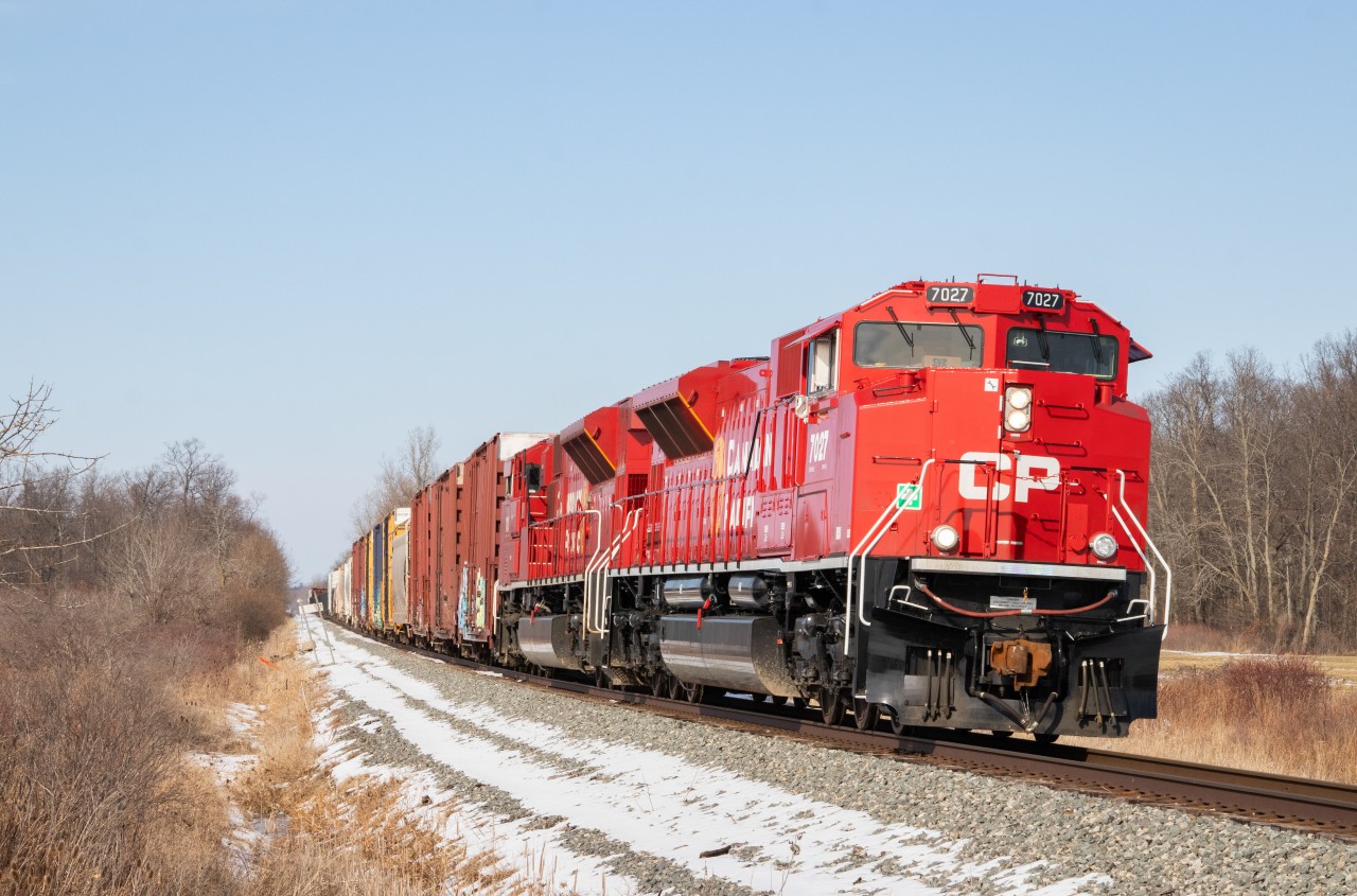 CP 246 approaches Welland with a pair of red CP SD70ACUs, the leader being almost brand new.