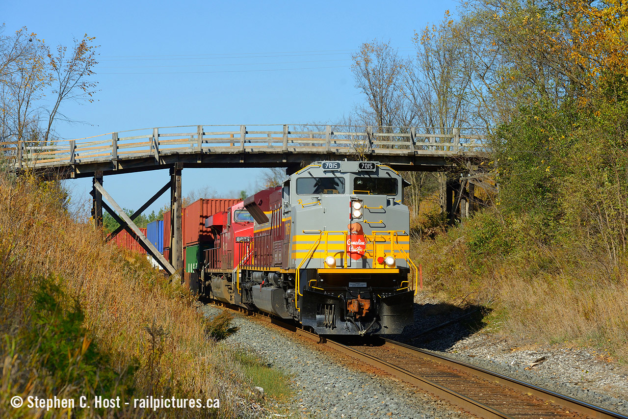 CP 7015 still has that new car smell as it passes under a wooden bridge at 9th line near Beeton (north of Tottenham). Reminding us of the class CP brings to the table, the Company put this shiny new leader on their Flagship train #100 for a cross country journey photographed by many dozens of people - there were a half dozen of us here for this including a pair from the US. Here's to many more - I have not had an opportunity at one of these since, but i'm very much looking forward to one!