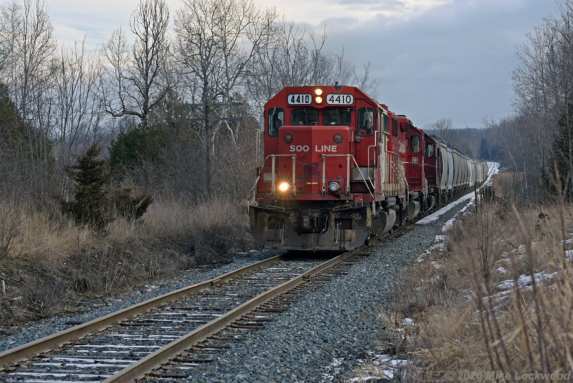 SOO 4410 slowly leads T07 west out of a sag as they approach the Drummond Line on the east side of Peterborough. 1338hrs.