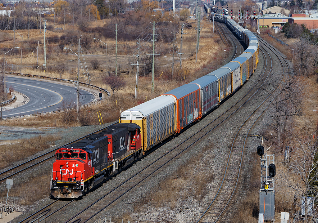 Sweet sweet 4 axle wide cab power.. With 3,780 ft on the drawbar, CN 554 pulls out onto T2 from Oakville Yard and will eventually crossover to T3 at Kerr St to service Suncor.