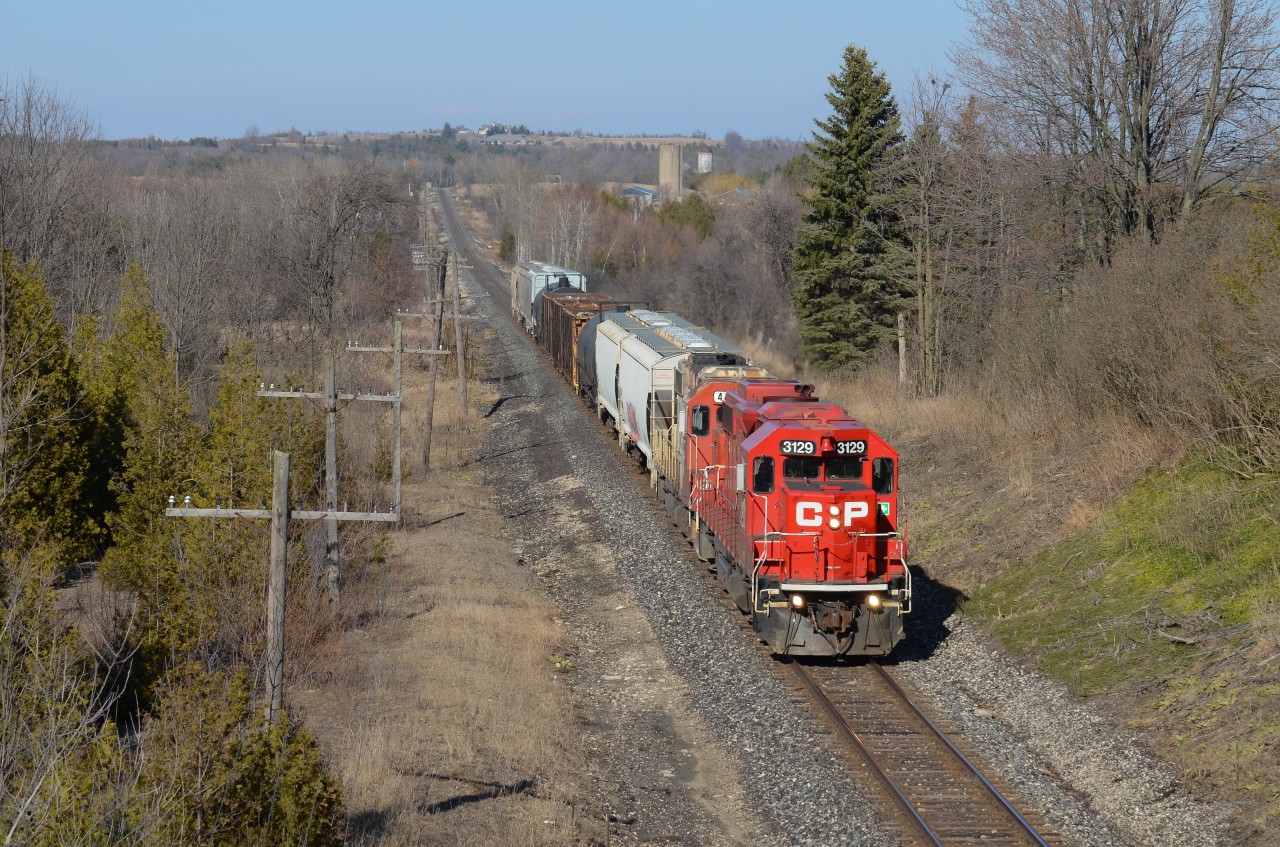 Pulling up to Guelph Junction seeing SOO 4410 leading long hood forward with a cut of cars for interchange with the Guelph Junction Railway, it was a bit of a buzzkill knowing it won’t lead in the great sun back to London but at least 3129 that was up front for the westbound trip back was a great matching unit for 4410 especially in elephant style. Interesting how the SOO GP38-2 blends in with the CP 3129 and the covered hoppers upfront.