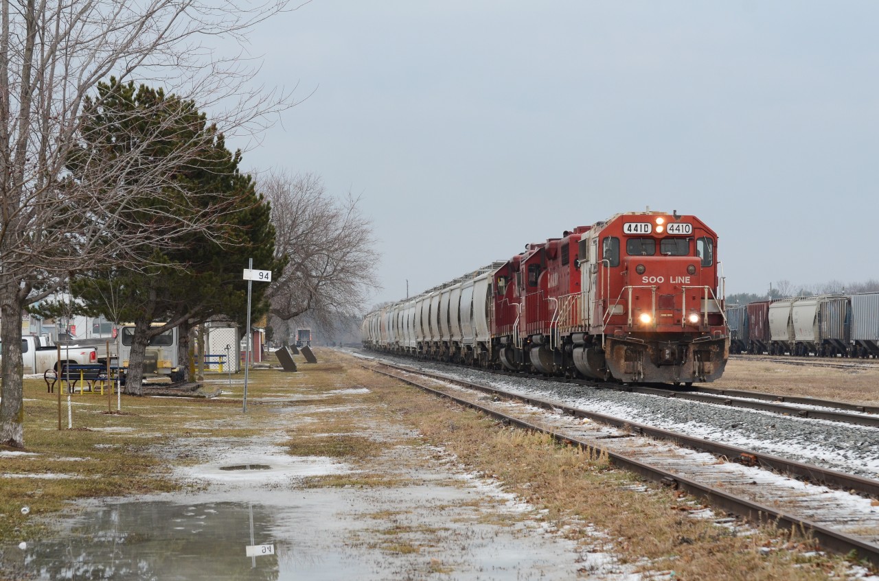 CP T07 finishes doubling up hoppers for their trip to Agincourt Yard in Scarborough with SOO 4410 taking the lead that inspired many people to chase it down its 10 mph journey to the GTA. The ditch light on the right started working as they were getting ready to depart Havelock but as they rounded the curve westbound along Highway 7, it decided to burn out again and never turn back on. Not sure what the deal is with that but it added an interesting affect to the unit along the chase on this cloudy mild day.
