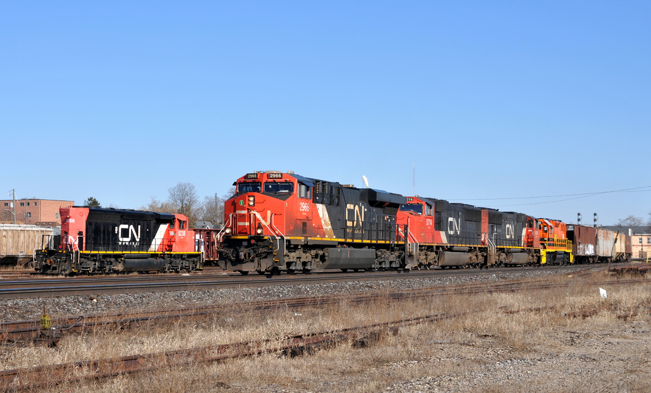 A43531 15 arrives at Brantford with CN 2966, CN 5714, CN 5664, and RLHH 2111. 2111 was en route back to Nanticoke from Goderich